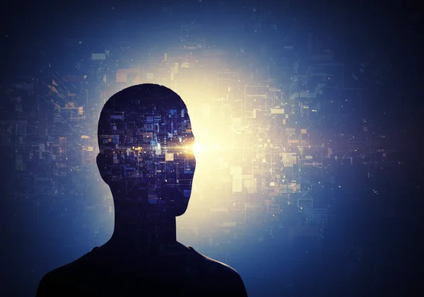 Seseorang melihat melalui kanta, mendapat kejelasan tentang pengalaman hidup.